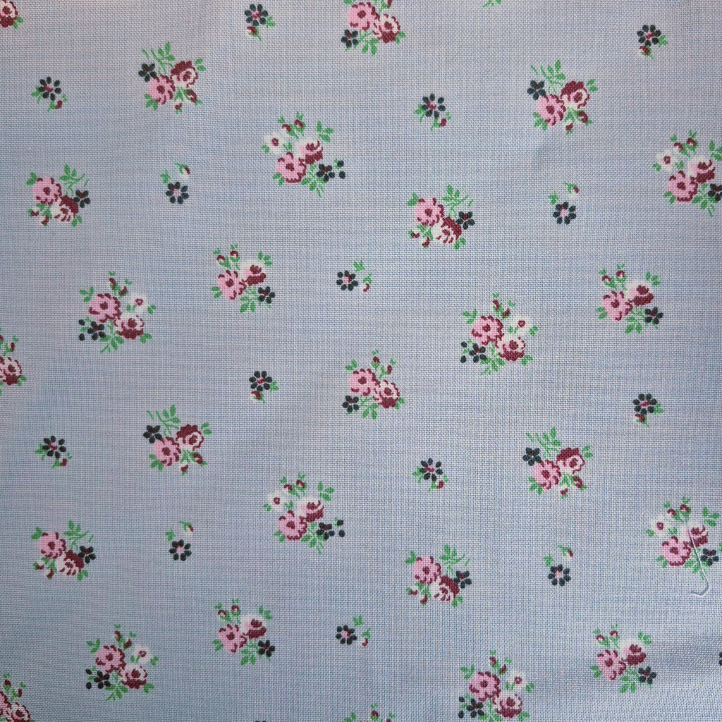 Scalloped  Floral  Bib