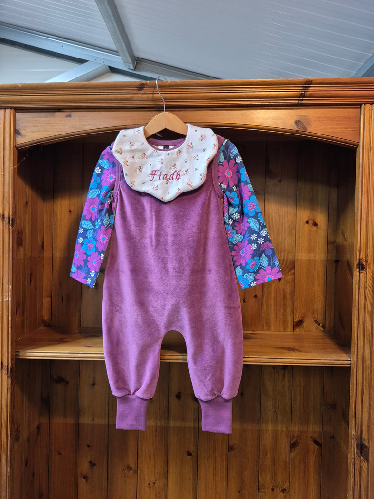 Scalloped  Floral  Bib