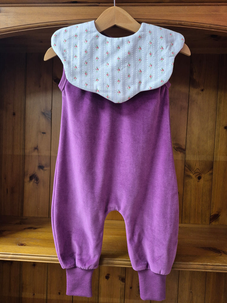 Scalloped  Floral  Bib